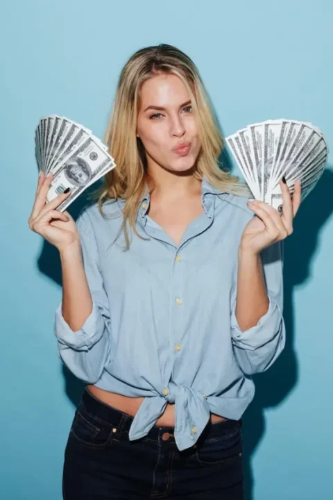 mulher linda com muito dinheiro na mão que ganhou na mega da virada
