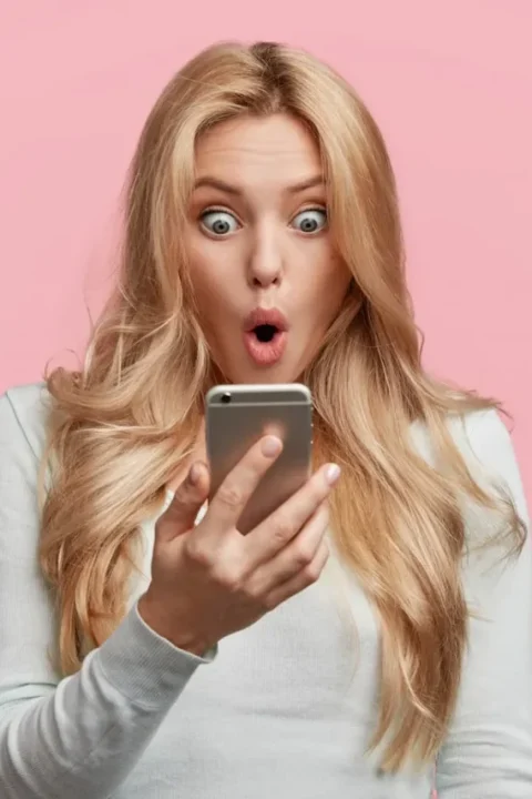 mulher olhando surpresa para o celular com super app do inter