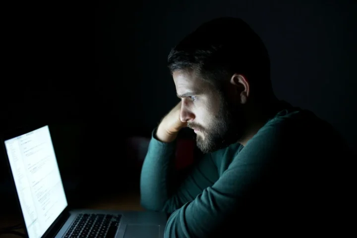 tecnologia homem olhando para o notebook segurança, window, triste