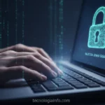 Mão digitando em teclado com cadeado digital na tela, simbolizando senhas fortes.
